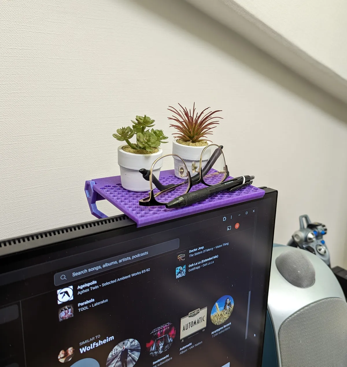 Adjustable Monitor Shelf