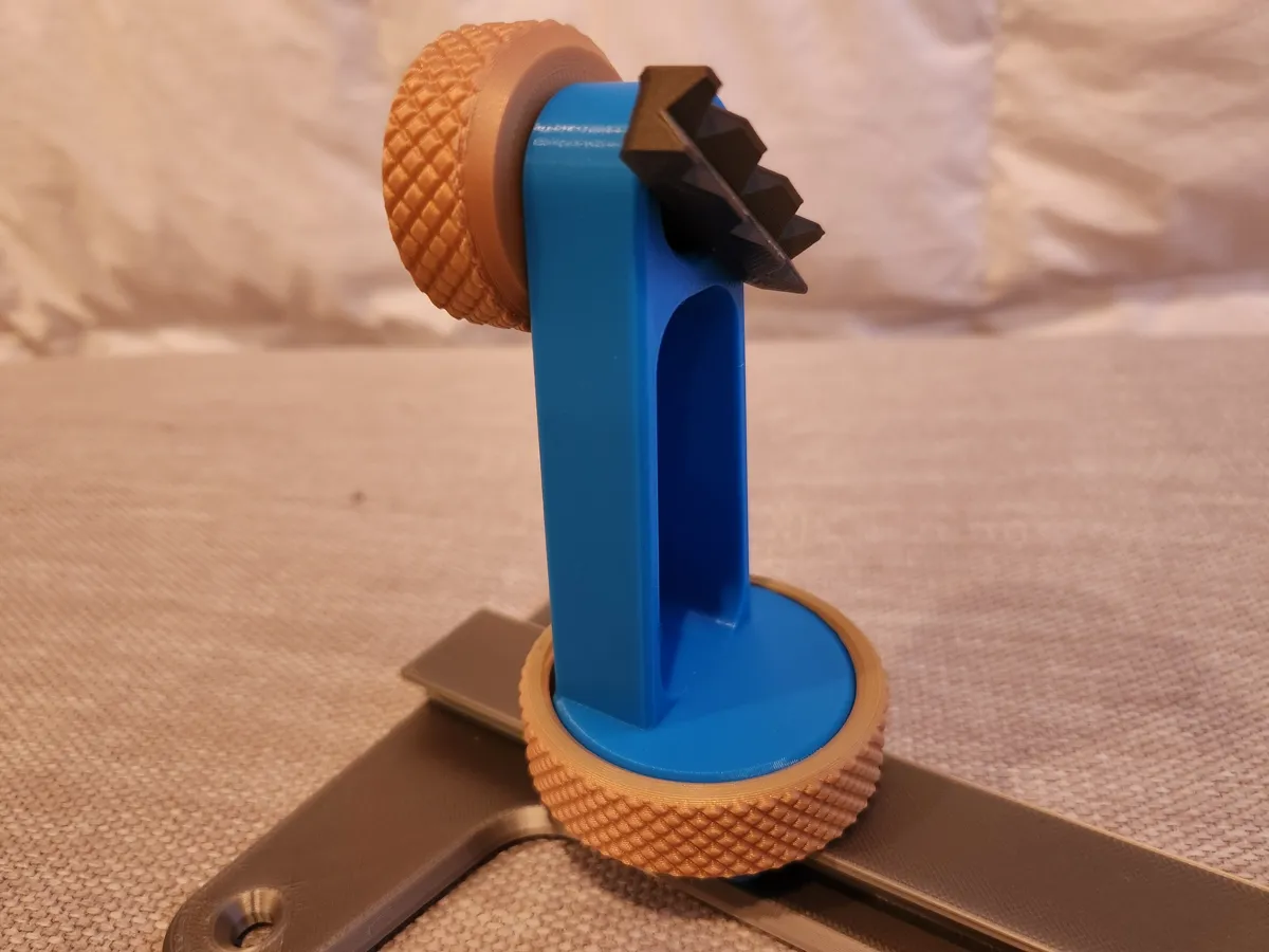 Adjustable PCB Holder — photo 2