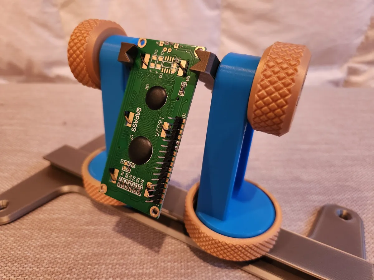 Adjustable PCB Holder — photo 3